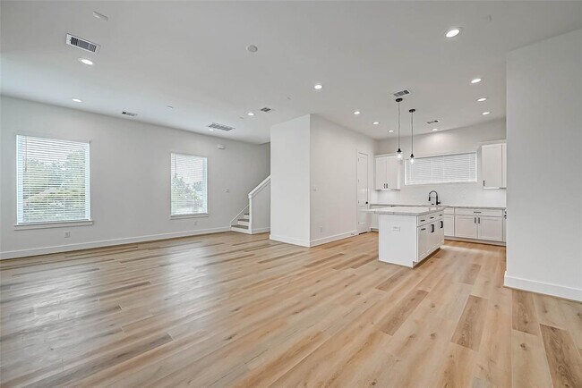 Building Photo - 3038 Live Oak St