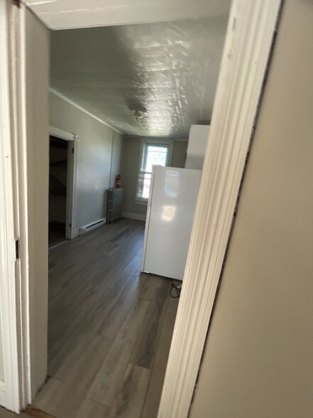 Building Photo - 582 Sunbury St