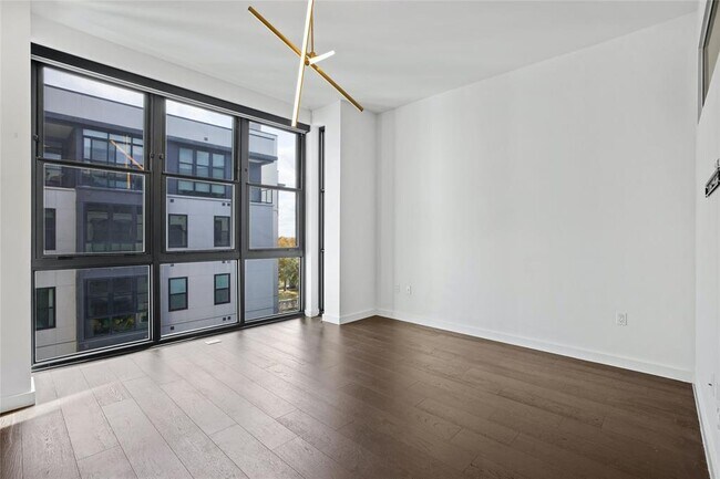 Building Photo - 800 Embassy Dr