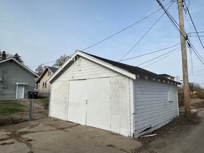 Garage in alley - 5371 N 27th Ave