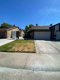 Building Photo - Gorgeous Remodeled 2 Bed In Citrus Heights