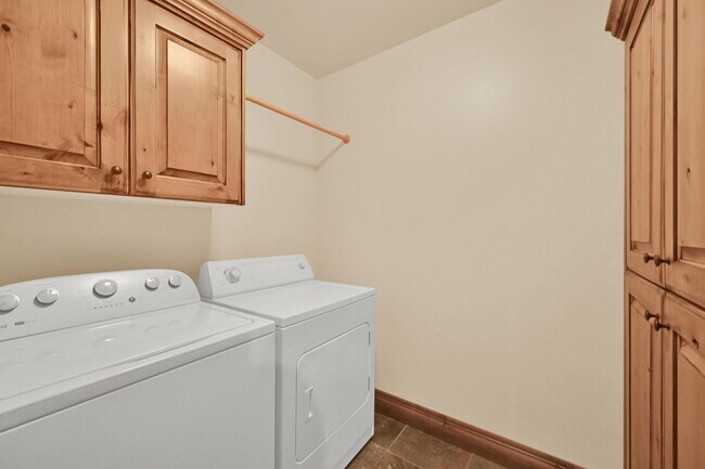Building Photo - 3573 N Elkview Dr