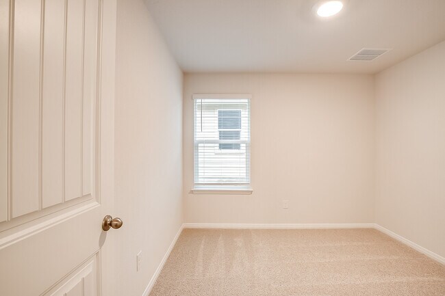 Building Photo - 490 Evergreen Sumac Loop, Kyle, Texas 78640
