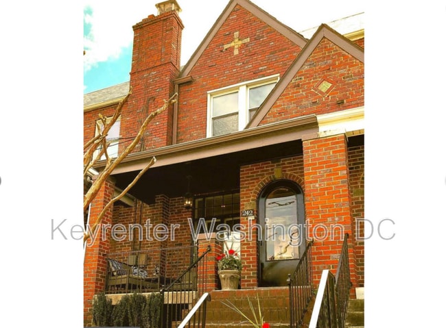 Building Photo - 242 Emerson St NW