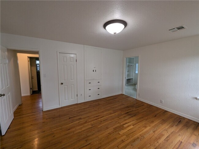 Building Photo - 320 S Country Club Rd