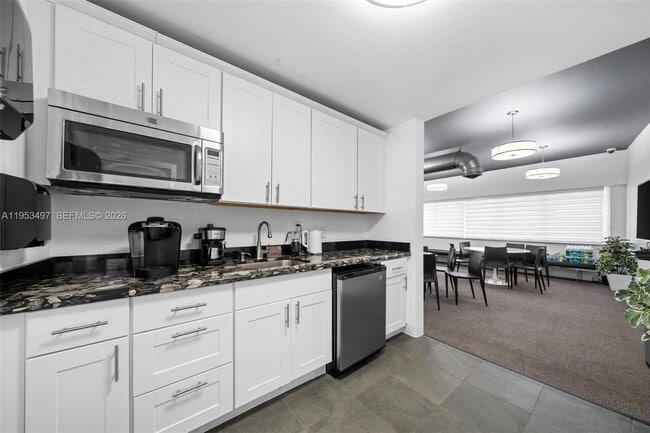 Building Photo - 401 Golden Isles Dr