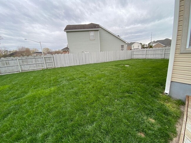 Building Photo - Beautiful 3 Bedroom Single Family Home nea...