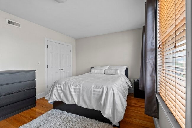 Building Photo - 320 W Broadway