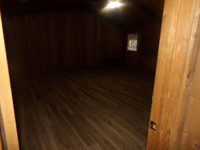 Building Photo - 4 bedroom Log House