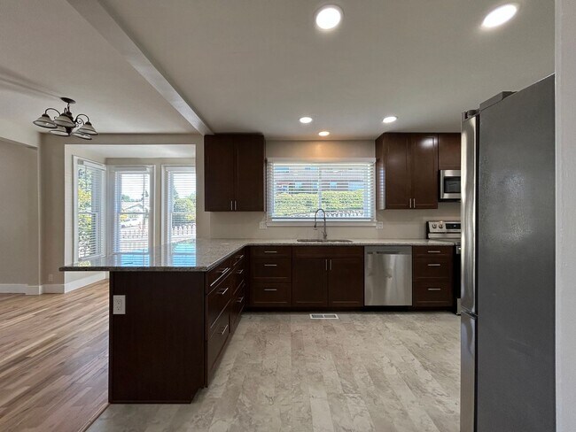 Building Photo - Rent Special! - Gorgeous 3 Bed + Bonus Roo...