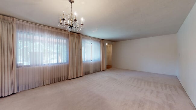 Building Photo - UPTOWN 3/BD 2/BA 1/CP WORKSHOP