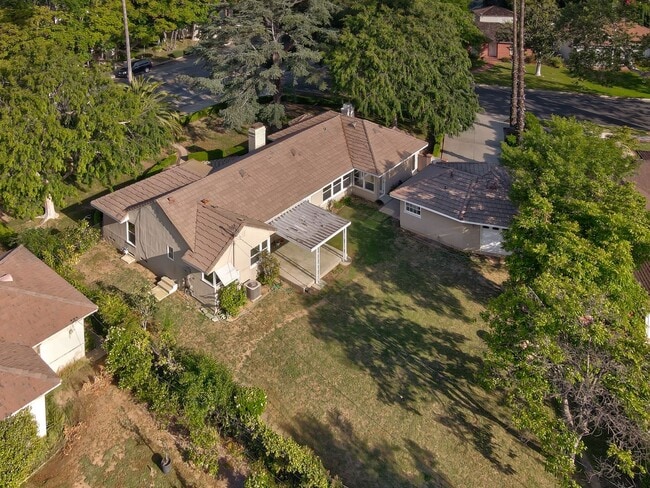 Building Photo - *** Gorgeous 4 bed 3 bath Single Family Ho...