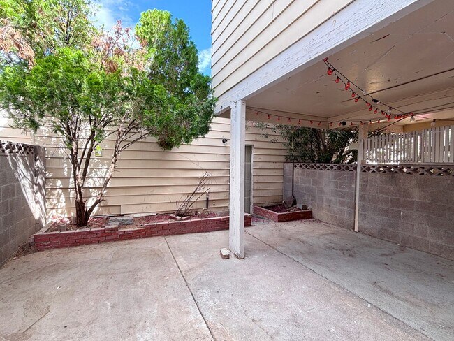 Building Photo - 3 Bedroom Townhouse with a 2 car garage and a middle courtyard area
