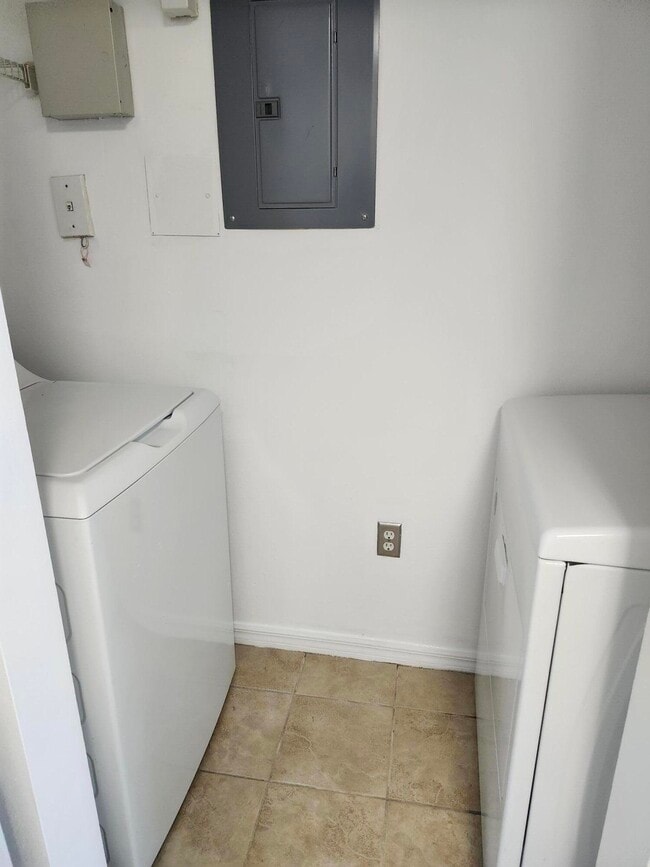 Building Photo - 802 Villa Cir