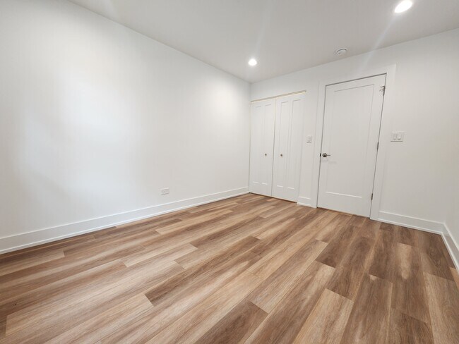 Building Photo - 915 Shorewood
