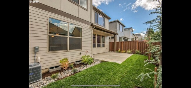 Building Photo - Stunning Executive Home in Bethany – 4 Bed...