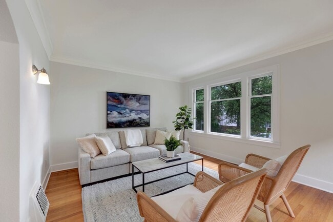 Building Photo - Charming 3BR Townhome in Seattle