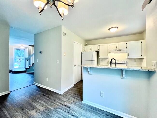 Building Photo - RAINTREE TOWNHOME!