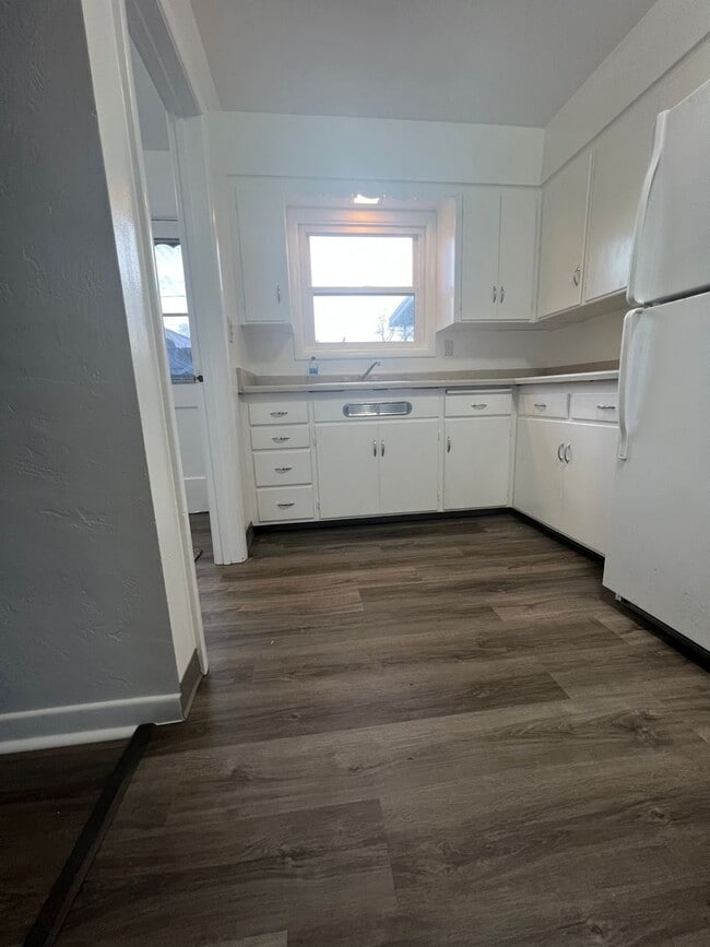 Building Photo - Charming three bedroom/one bath Medford Home | Available Now!