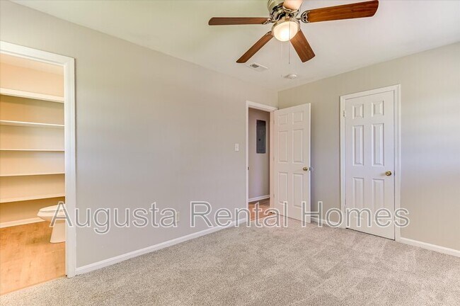 Building Photo - 329 E View Dr