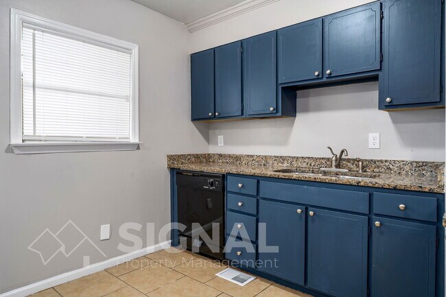 Building Photo - 1652 Roberta Ln