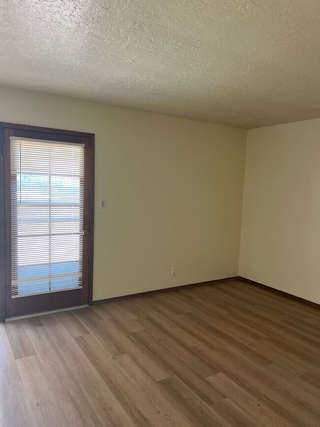 Building Photo - Charming Townhouse Complex . This diamond ...