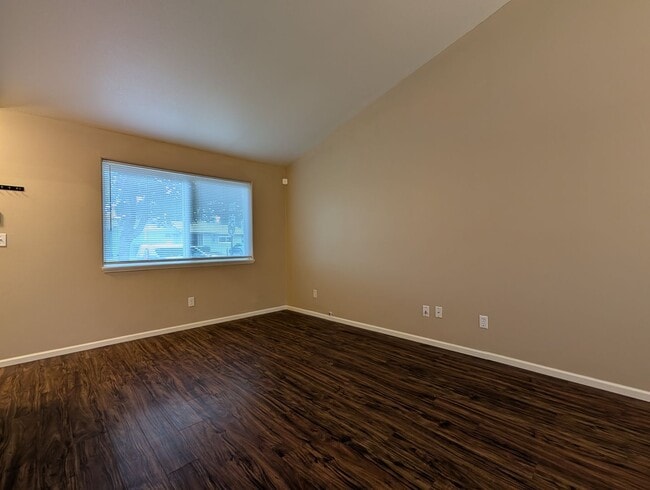 Building Photo - Nice 2bed/1.5 bath townhome- Great Springf...