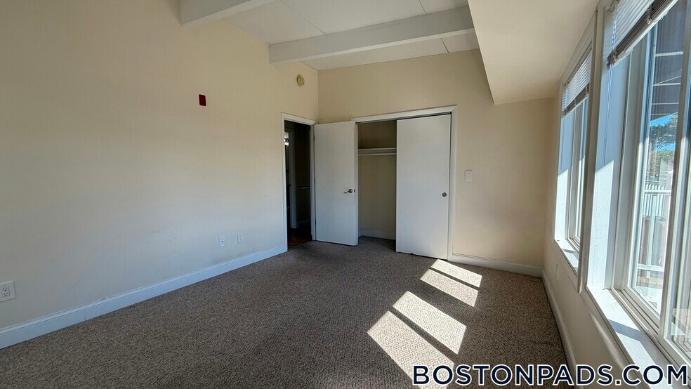 Building Photo - 12 Westgate Dr