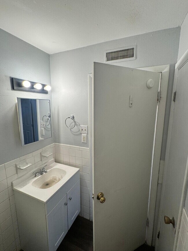 Building Photo - 2919 Chippewa St