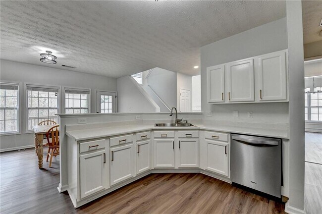 Building Photo - 6670 Island Pointe Dr