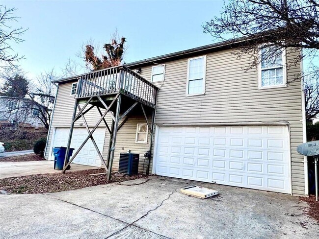 Building Photo - 2020 Driftwood Cir