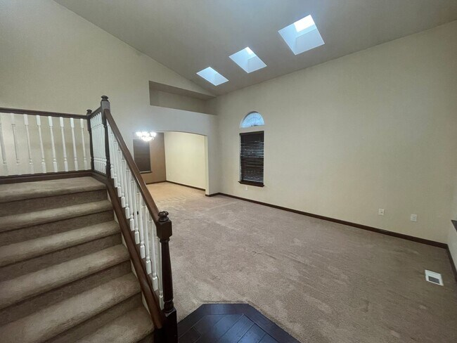 Building Photo - Gorgeous, Spacious Home Close to Everything!
