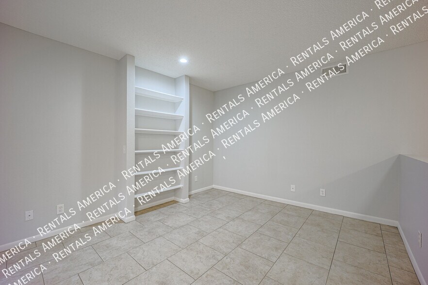 Building Photo - 747 S Ext Rd