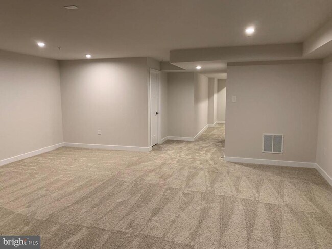 Building Photo - 256 Chase Dr