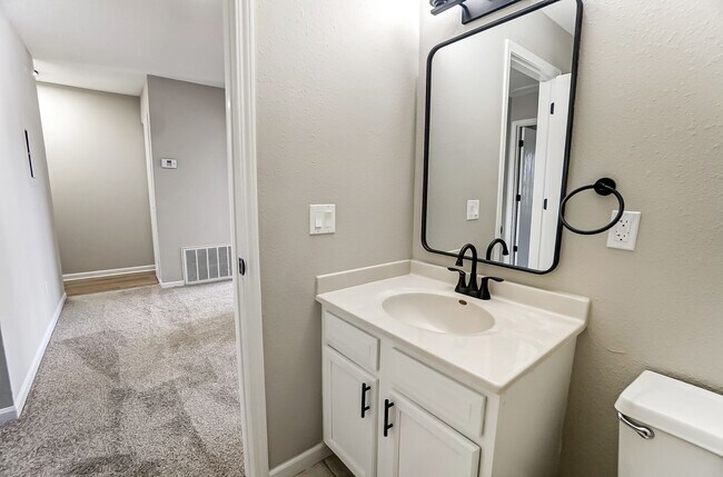 Building Photo - Renovated 2 Bedroom with Washer + Dryer Av...