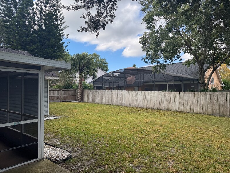 Building Photo - 1002 Stout Ct