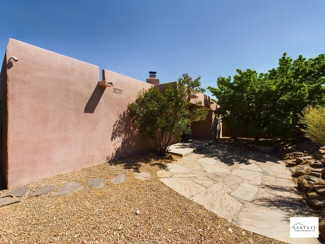 Building Photo - Single Level, single family home Available Now!