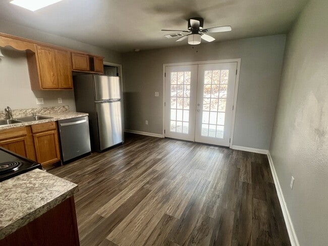 Building Photo - 1200 Oakview Dr