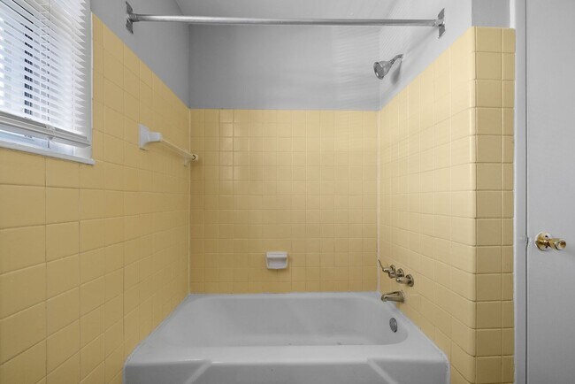 Building Photo - 454 Circle Dr