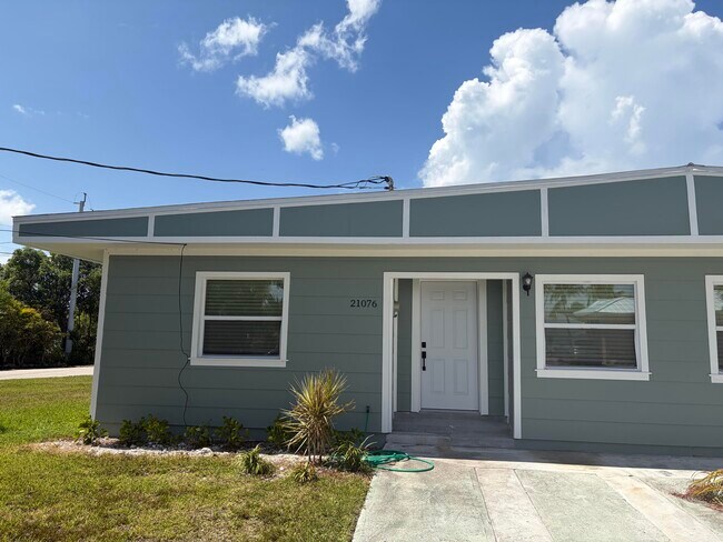 Building Photo - 21076 Hamilton Ave