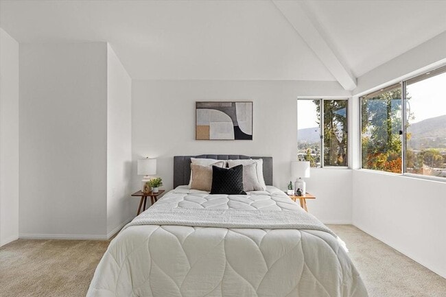 Building Photo - 1560 Circa Del Lago