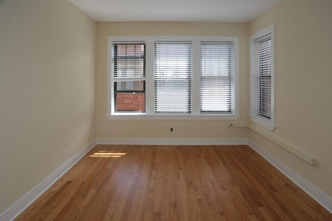 Building Photo - 4422 N Wolcott Ave