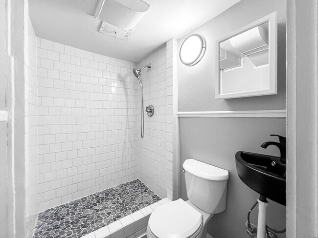 Building Photo - Charming 6 beds 2 baths in Denver!