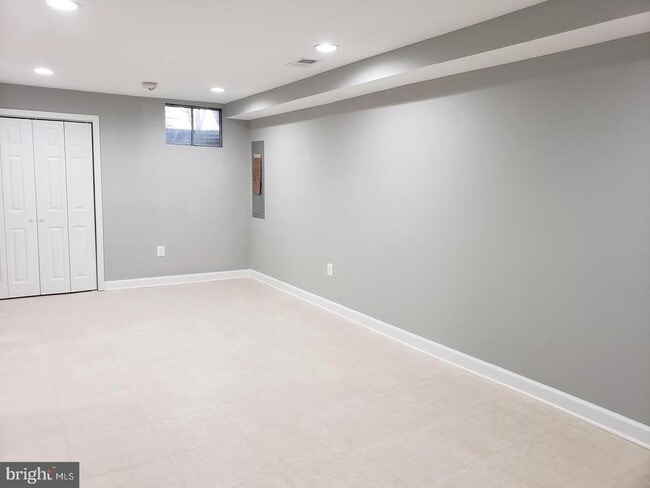 Building Photo - 2510 S Walter Reed Dr