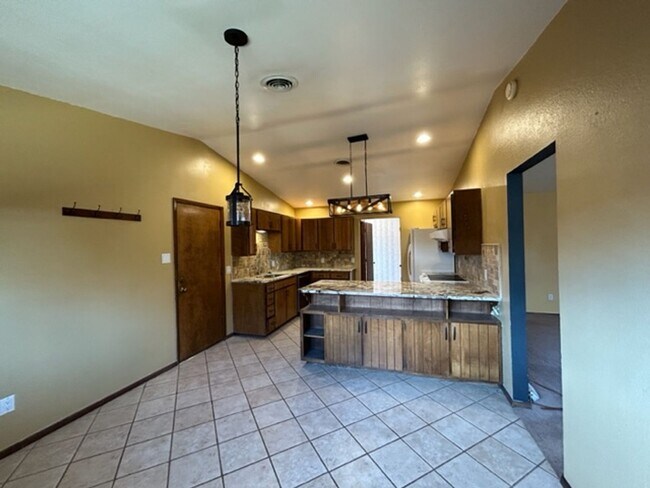Building Photo - Large and Spacious 3 Bed Home! Mesa & Zia School District!