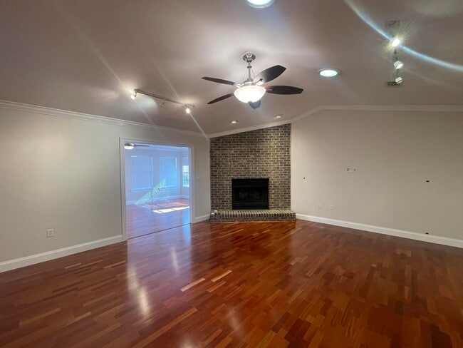 Building Photo - 1624 Oakmont Cir