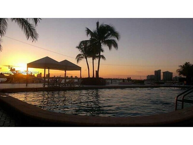 Building Photo - 1000 West Ave