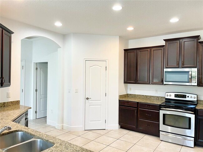 Building Photo - 7952 Hampton Lake Dr