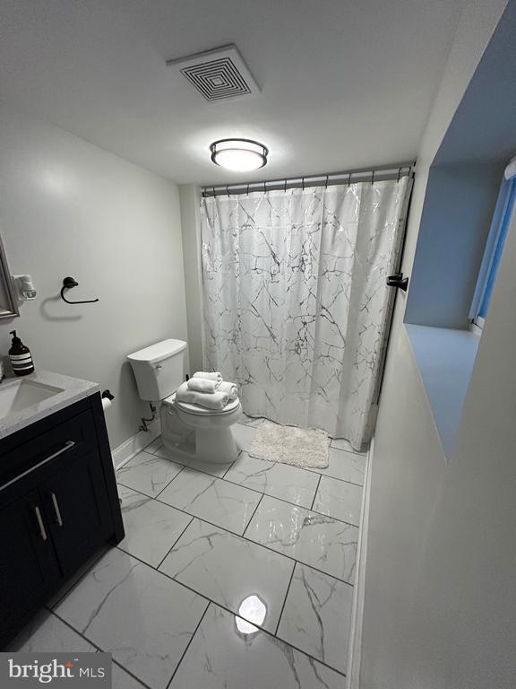 Building Photo - 616 S Rose St