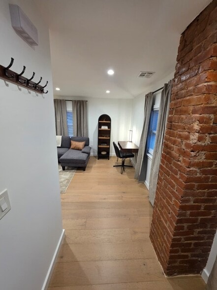 Building Photo - 3038 S Wood Ave